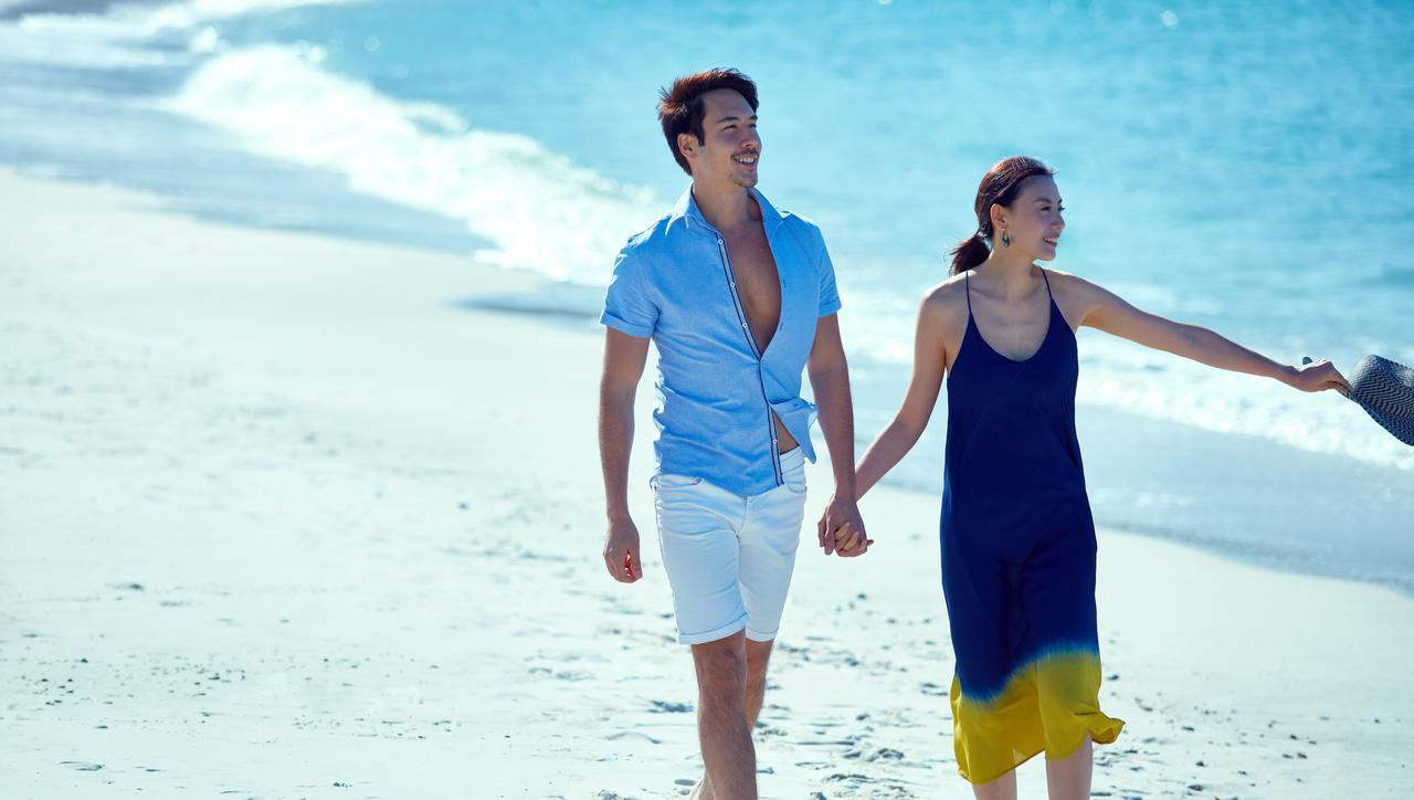 Nanki-Shirahama Marriott Hotel Kültér fotó A couple holding hands